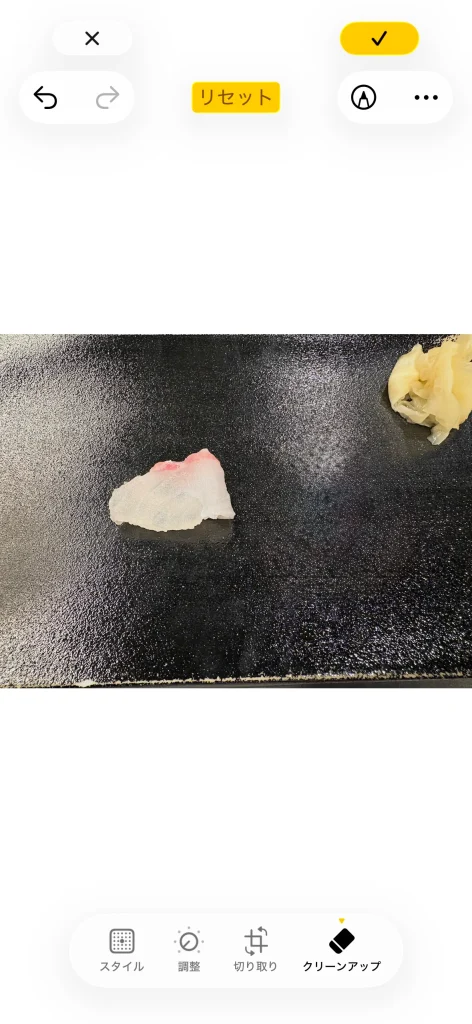 iPhoneの写真で不要な写り込みを消している画面