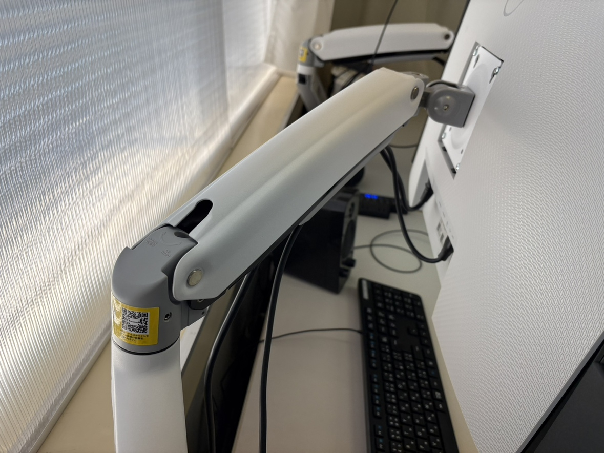 HUANUOモニターアーム 設置後の状態 安定して固定できる様子