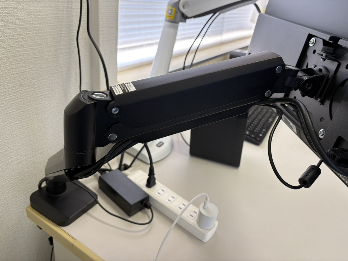 サンワダイレクトのモニターアーム 使用中の様子 下がる原因の検証
