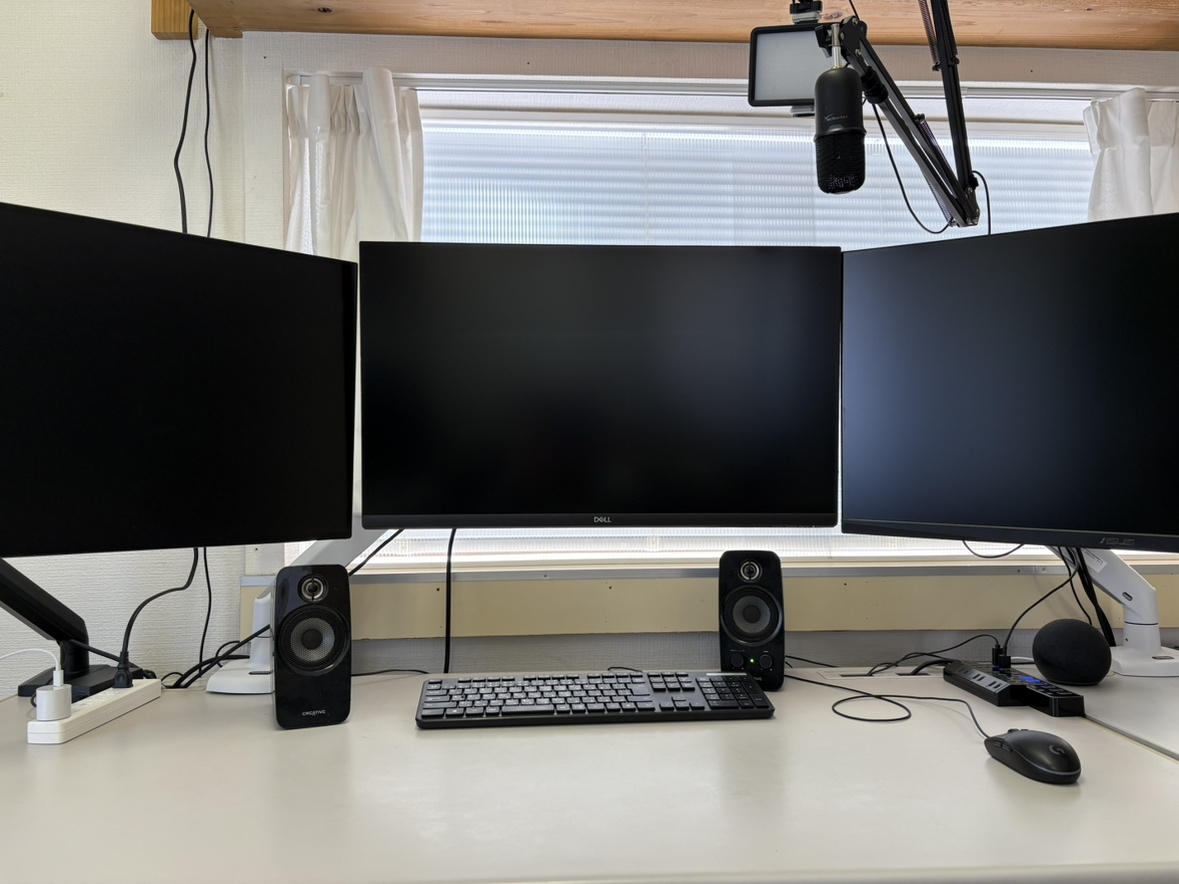 27インチ3台のトリプルモニター環境 モニターアーム使用例