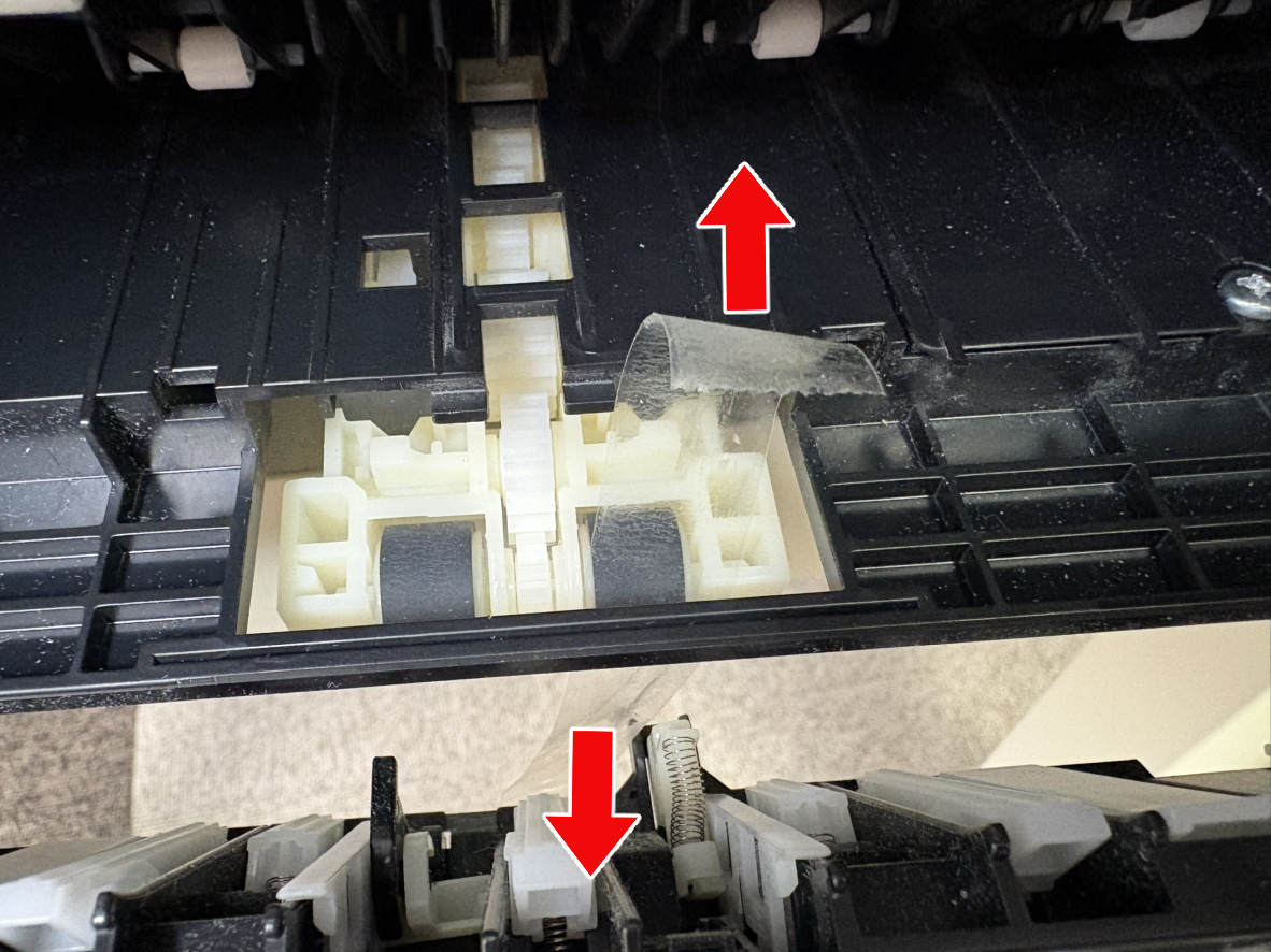 小さい給紙ローラーをセロハンテープで掃除している様子