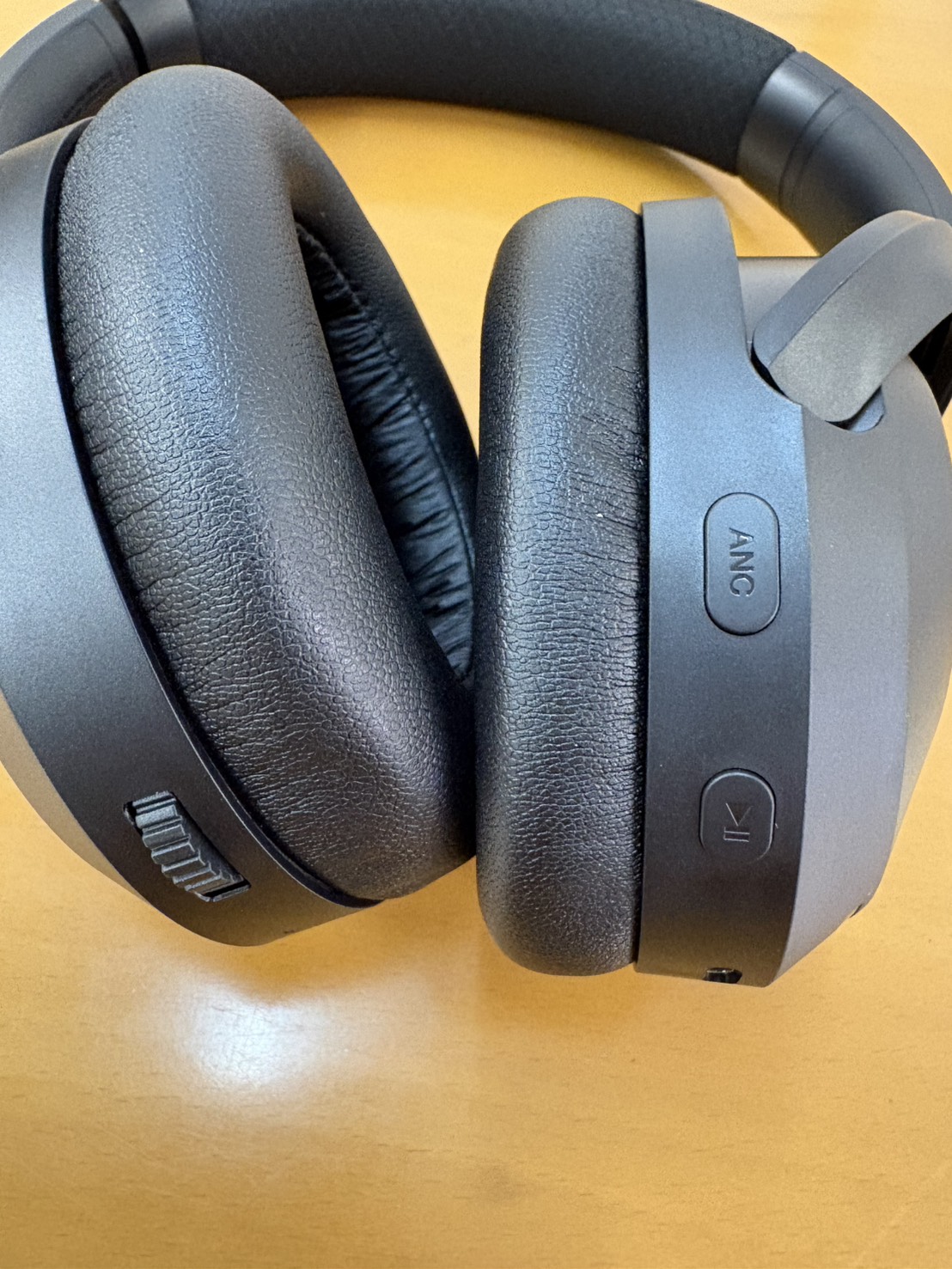 Sound Blaster GH7のANCボタンと再生ボタン